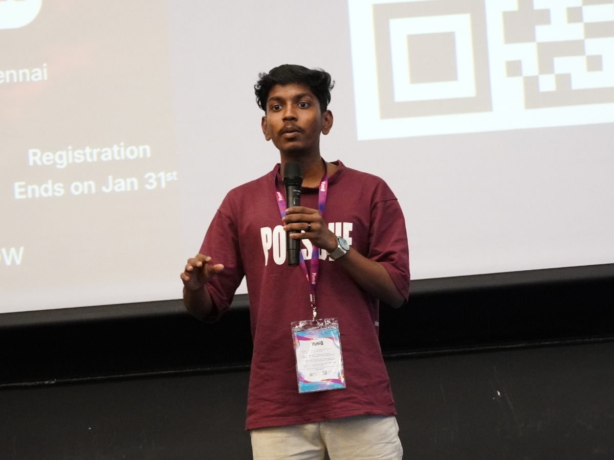 Boobesh AG on stage presenting about AI